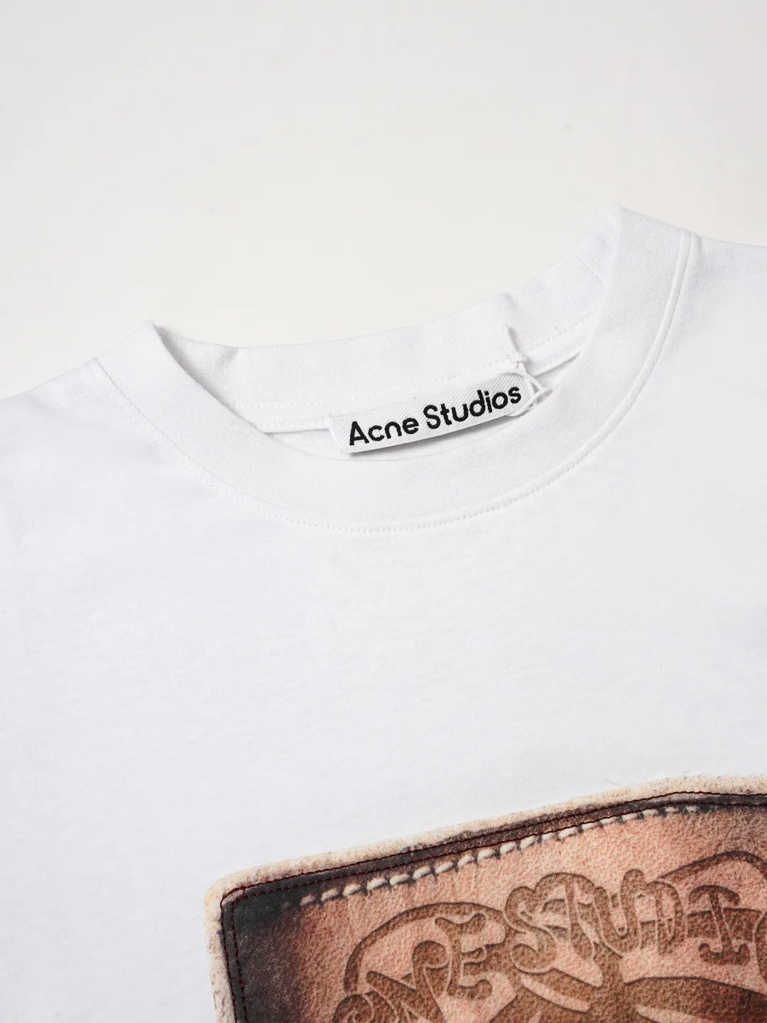 115 Acne Studios•Round neck long sleeves with bow on the chest 🌟Color: White 🌟Material: Cotton 🌟Weight: grams 🌟Size: S M L Selected heavyweight combed cotton fabric, washed and pre-shrunk, the shape is stiff and not easy to deform, and the upper body feels soft and Breathable. Digital direct-injection printing technology is used to create a natural gradient oil painting texture. The bows and Acne letters in the wall sculpture style are cleverly highlighted in dark tones, making them as three-dimensional and distinct as a brand. The ready-made garments are then washed twice to finalize the shape. The details are exquisite and the quality of shipment is online. The three-standard complete original version is developed only for restoration!